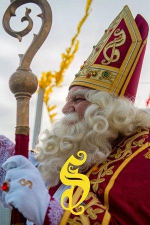 Hij komt, hij komt, ... intrede van de Sint streaming